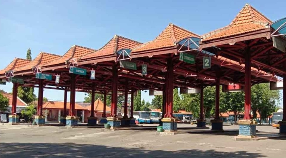 Suasana Terminal Bayuangga, Kota Probolinggo sepi penumpang saat dibuka kembali. (Foto: Ikhsan Mahmudi/ngopibareng.id)