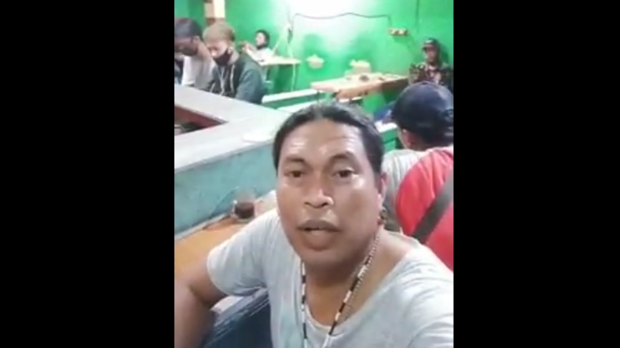 Taufik Monyon dalam video viralnya soal wabah corona. (Foto: Tangkapan Layar)