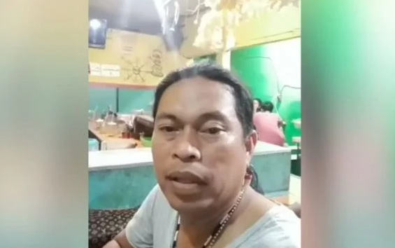 Seniman asal Surabaya, Taufik Hidayat alias Taufik Monyong. (Foto: Tangkapan Layar)