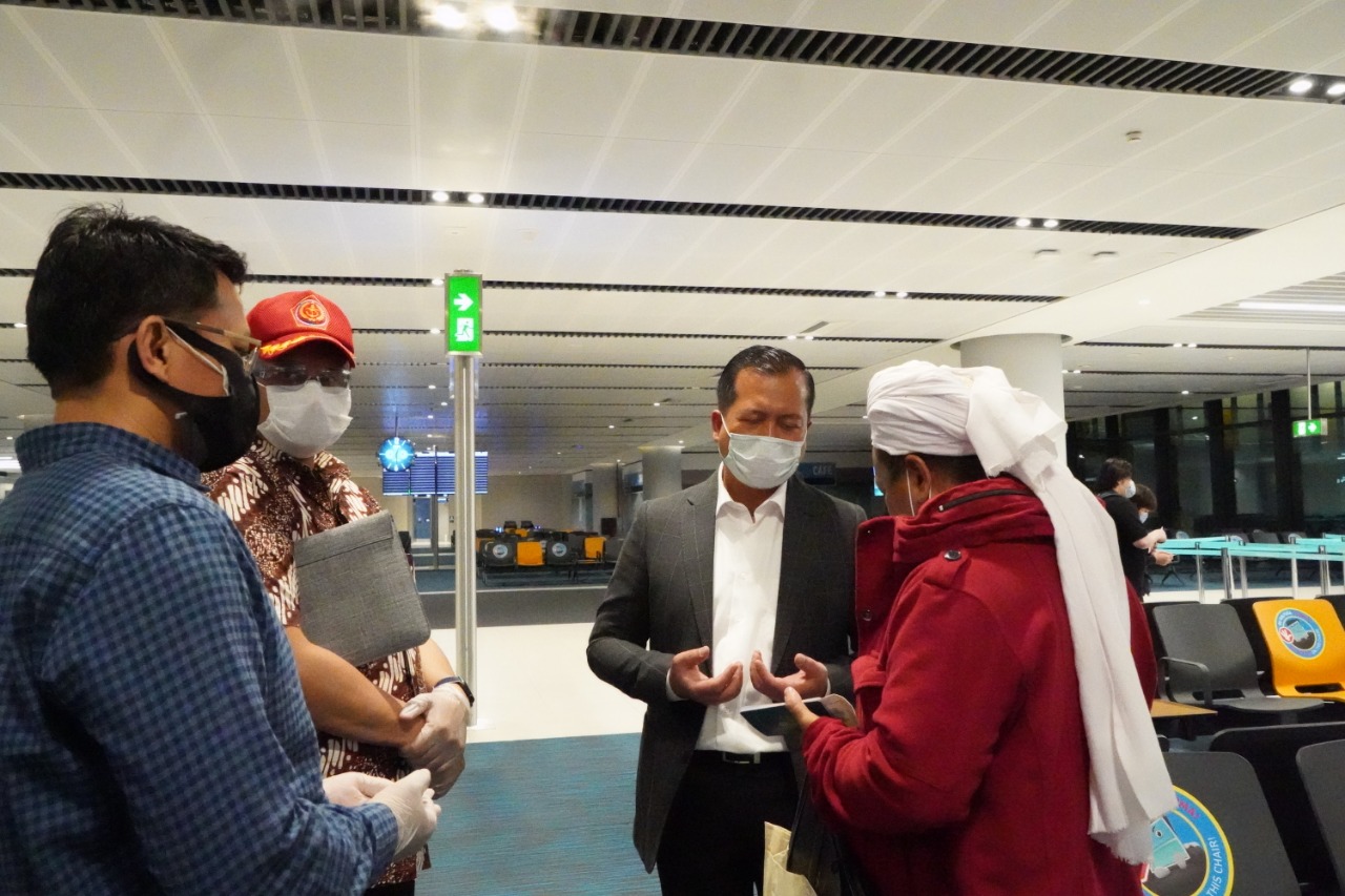 Sejumlah WNI, tampak anggota Jamaah Tabligh, hendak diberangkatkan dari Turki. (Foto: kemlu ri)