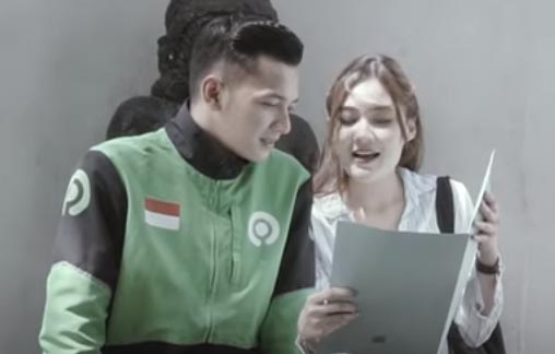 Kemesraan Nella Kharisma dan Dory Harsa dalam klip Banyu Moto. (Foto: YouTube/Nella Kharisma)