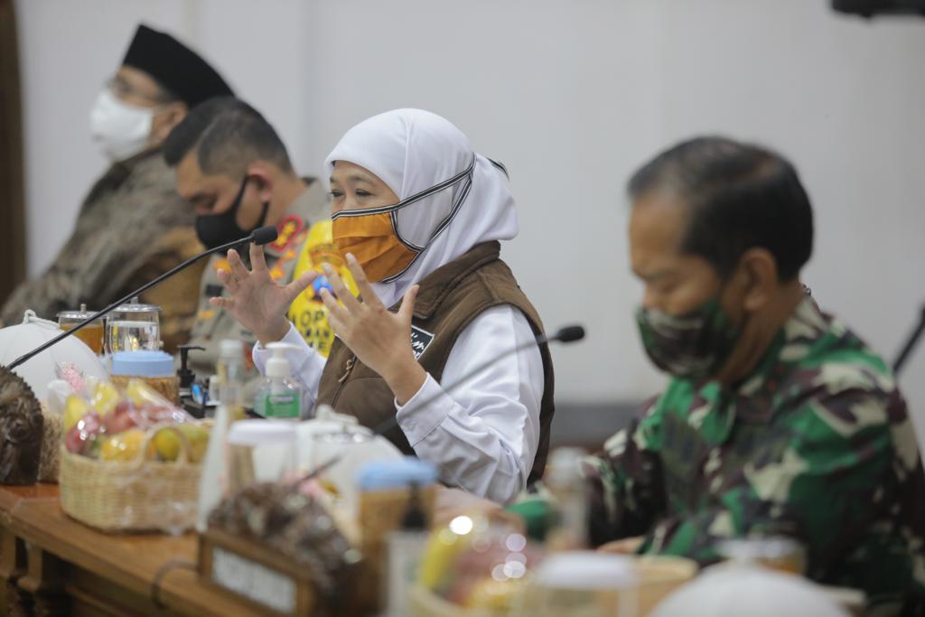 Gubernur Jatim, Khofifah Indar Parawansa, ketika memberi arahan dalam rapat koordinasi di Gedung Negara Grahadi, Surabaya, Kamis 11 Juni 2020.  (Foto: Fariz Yarbo/Ngopibareng.id)