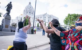 Pengunjuk rasa menarik taliuntuk merobohkan patung Columbus, Si Penjelajah di Kota Saint Paul, Minnesota, hari ini. (Foto:TwinCities). 