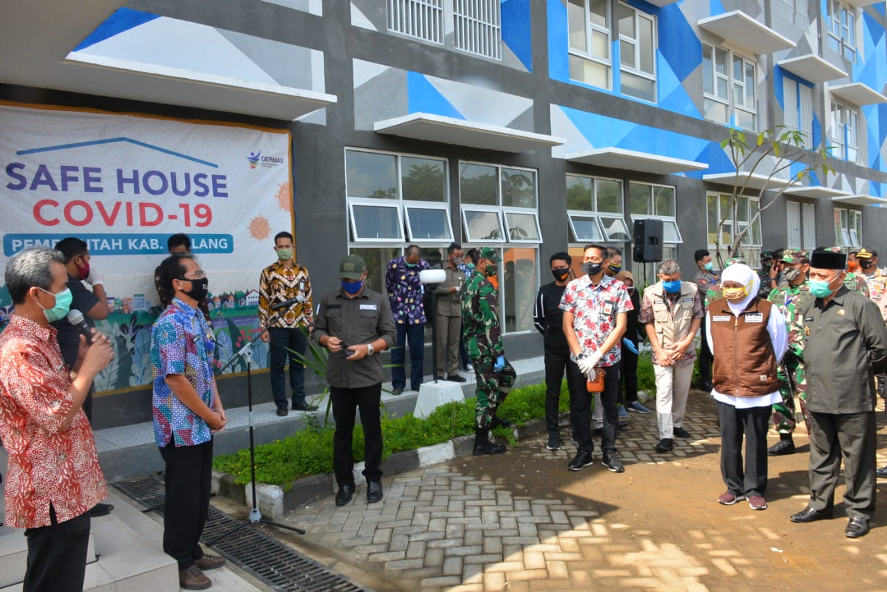 Gubernur Jawa Timur Khofifah Indar Parawansa saat mengunjungi safe house Rusunawa ASN Kabupaten Malang, Jawa Timur. (Foto: Istimewa) 