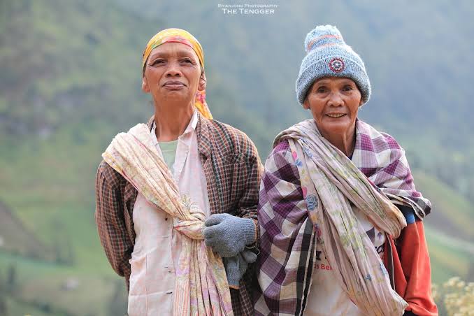 Suku Tengger di Kawasan Bromo-Tengger Semeru (Foto: dok medium.com)