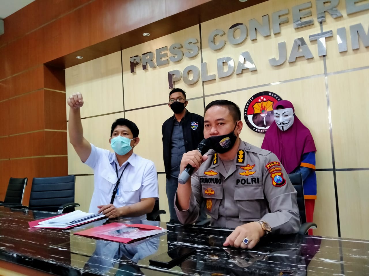 Kabid Humas Polda Jatim, Kombes Pol Trunoyudo Wisnu Andiko menyampaikan update kasus ujaran kebencian di Gedung Humas Polda Jatim, Surabaya, Kamis 11 Juni 2020. (foto: Fariz  Yarbo/Ngopibareng.id)