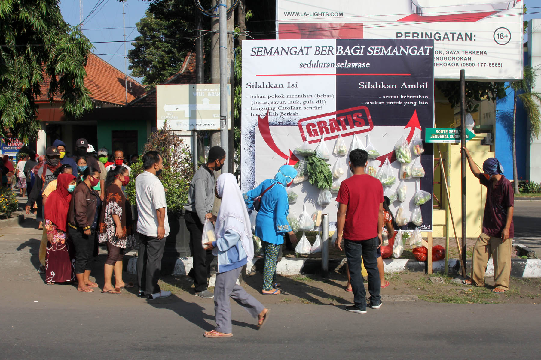 ASN Kecamatan Mojoroto , sediakan sayuran gratis. (Fendy Plesmana/Ngopibareng.id) 