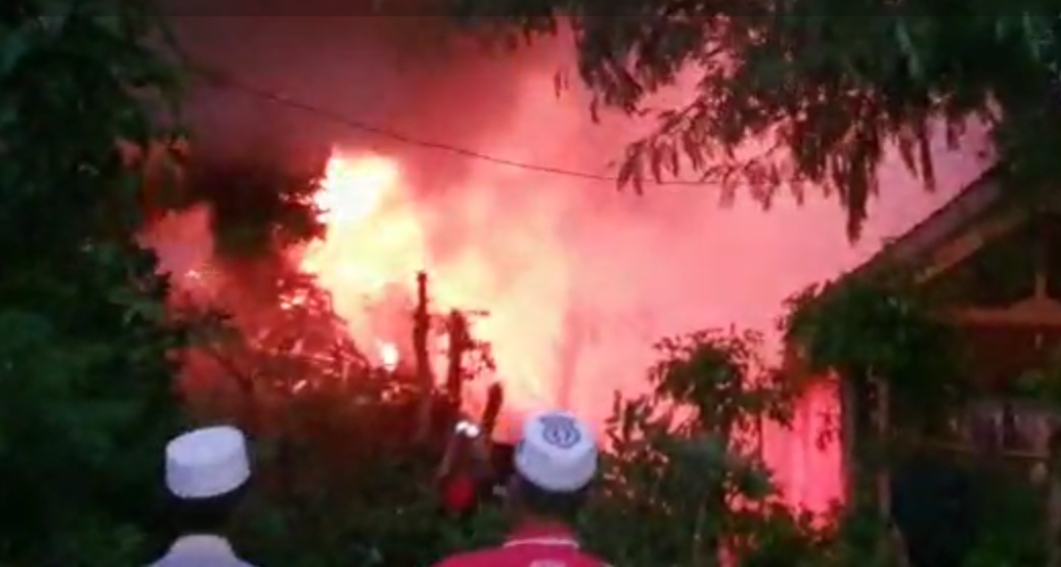 Gudang kayu di Desa Selogudik Wetan, Kecamatan Pajarakan, Kabupaten Probolinggo terbakar. (Foto: Ikhsan Mahmudi/Ngopibareng.id)