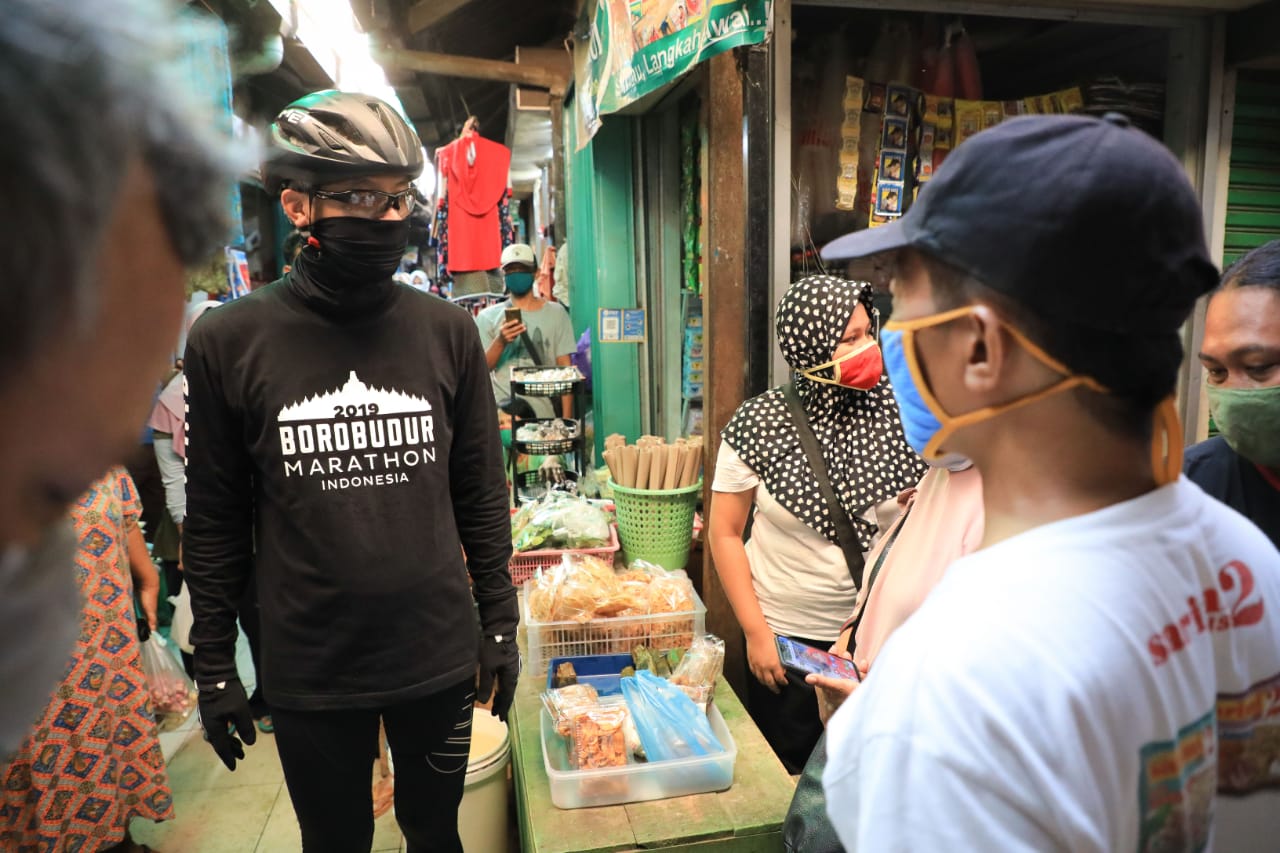 Gubernur Ganjar Pranowo saat sidak di Pasar Mangkang, Semarang, Jumat, 12 Juni 2020. (Foto: Ist/Ngopibareng.id)