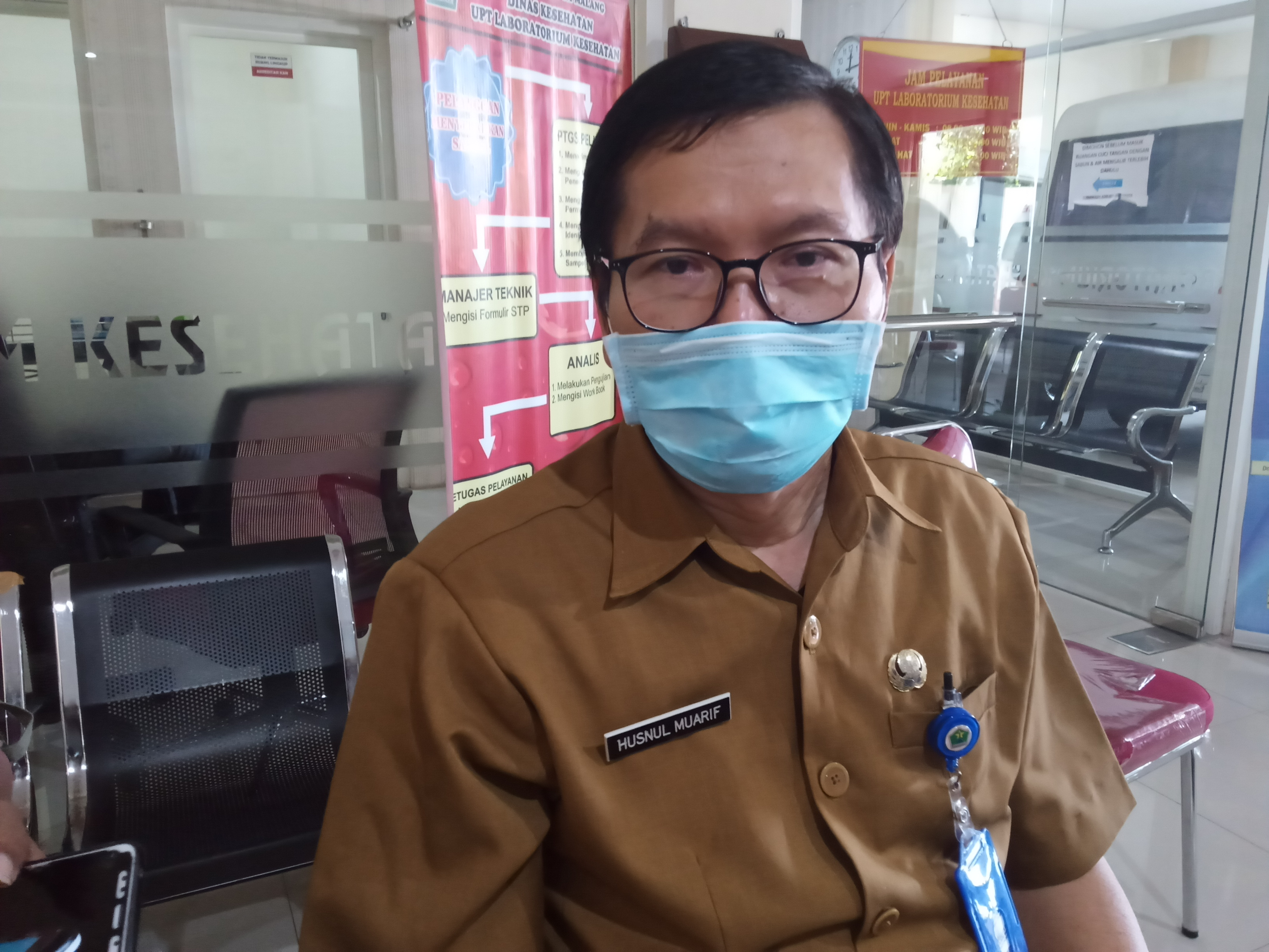 Jubir Satgas Covid-19 Kota Malang, Husnul Mu'arif saat berada di Laboratorium Kesehatan Daerah (Labkesda) Kota Malang, Jawa Timur. (Foto: Lalu Theo/Ngopibareng.id)