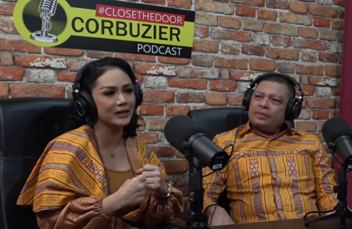 Pasangan Kridayanti dan Raul Lemos di kanal YouTube Deddy Corbuzier. (Foto: YouTube Deddy Corbuzier)