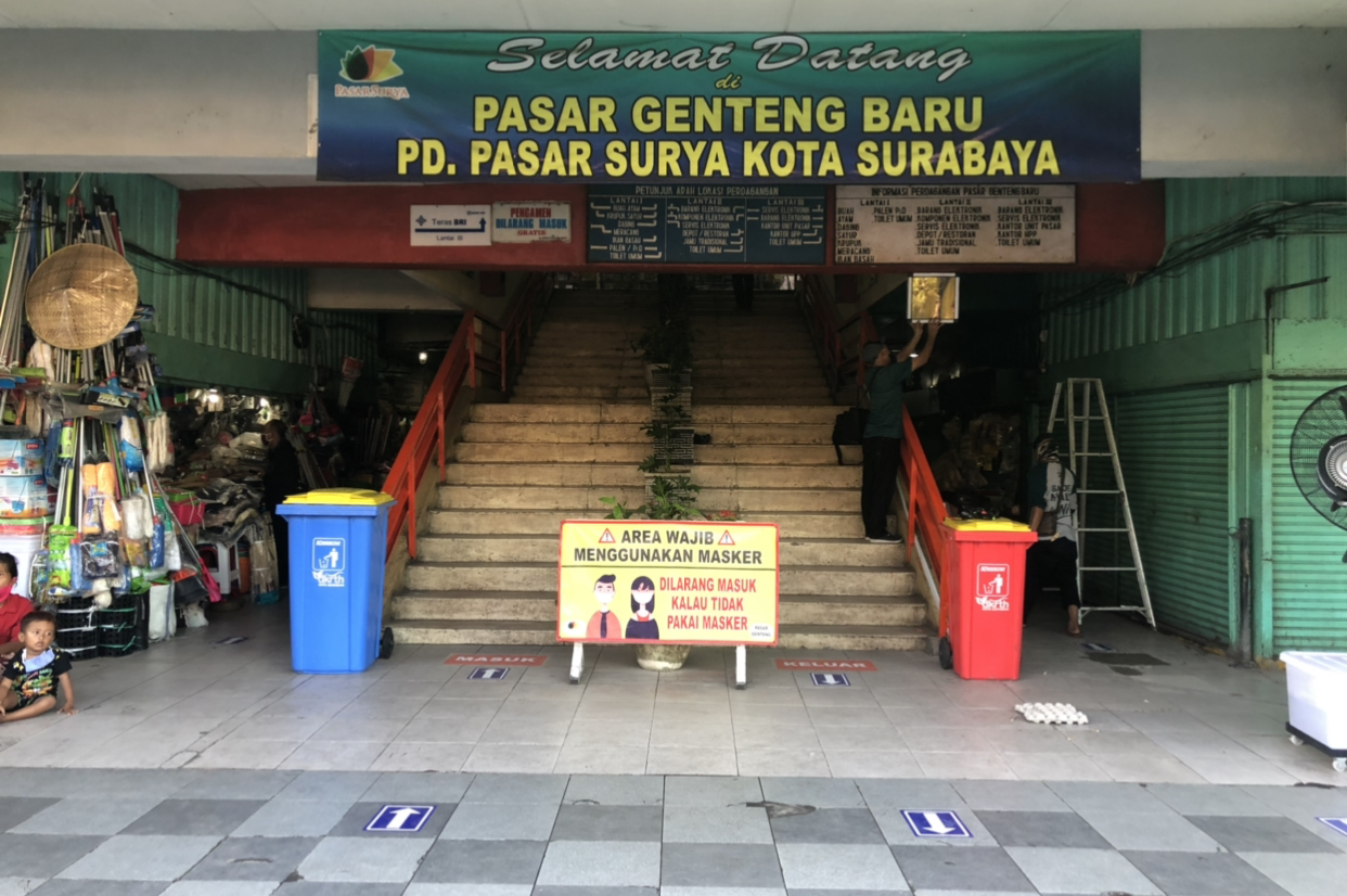 Tangga pintu masuk Pasar Genteng Baru yang telah tersekat (Andik Dwi/Ngopibareng.id)