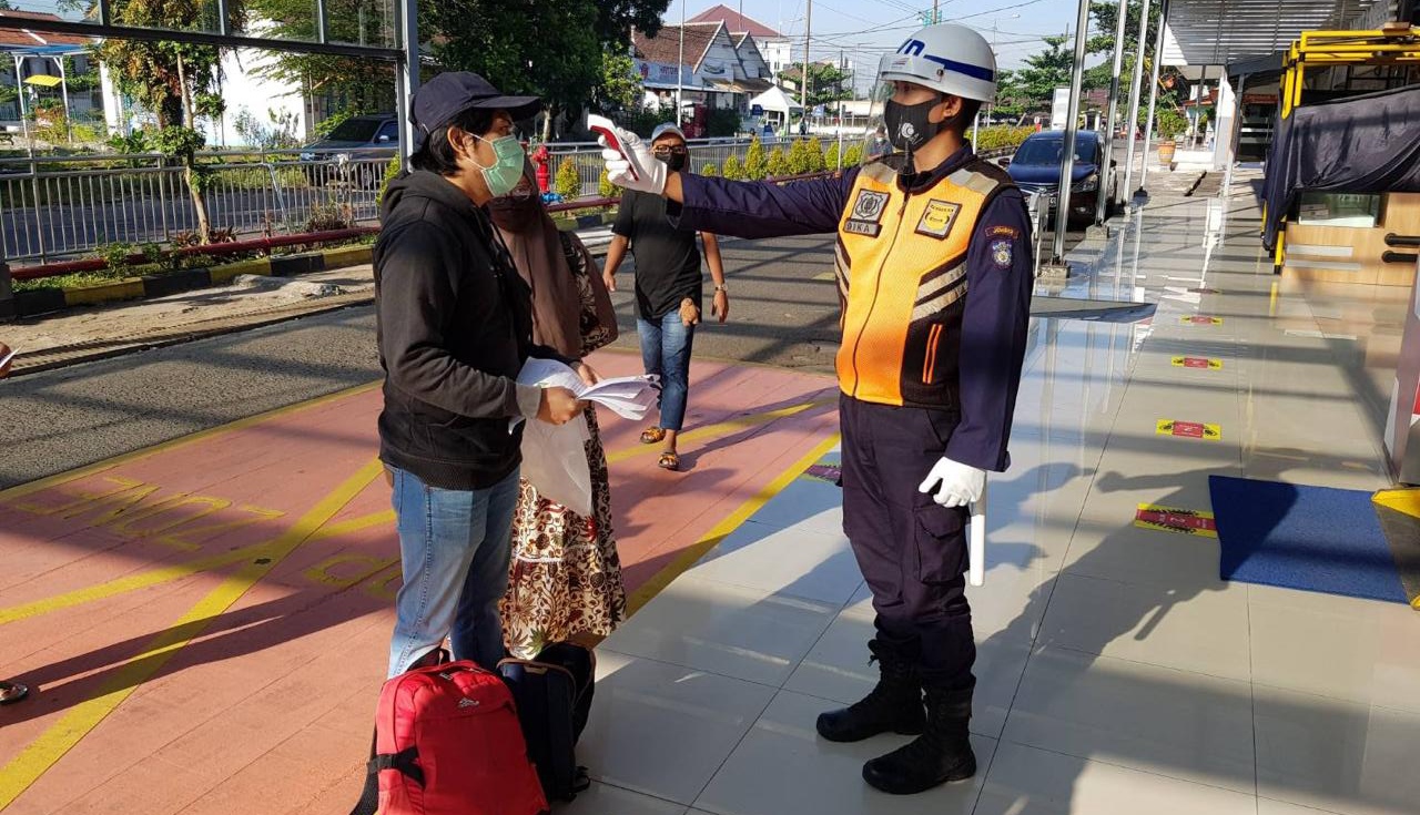 Petugas memeriksa suhu calon penumpang KA (foto:istimewa)