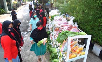 Sejumlah warga mengambil bahan pangan gratis yang digelar sebagai  Gerakan Donasi Lauk dan Sayuran di Gang Kelor RW 10, Kelurahan Menteng, Kota Bogor, Jawa Barat, Sabtu. (Foto:Antara)