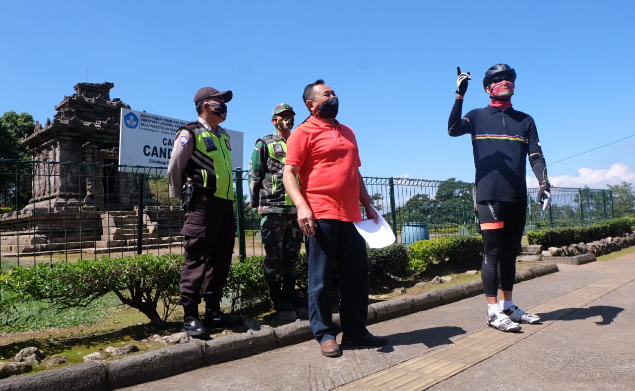 Gubernur Jawa Tengah Ganjar Pranowo saat meninjau Candi Gedongsongo. (Foto: Ist/Ngopibareng.id)