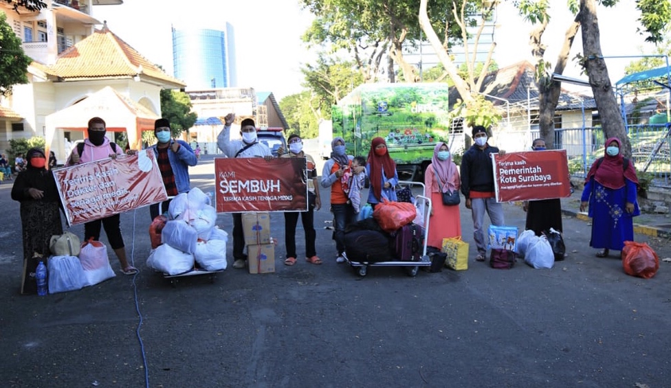 Pasien sembuh yang dipulangkan dari Asrama Haji. (Foto: Dok. Pemkot Surabaya)