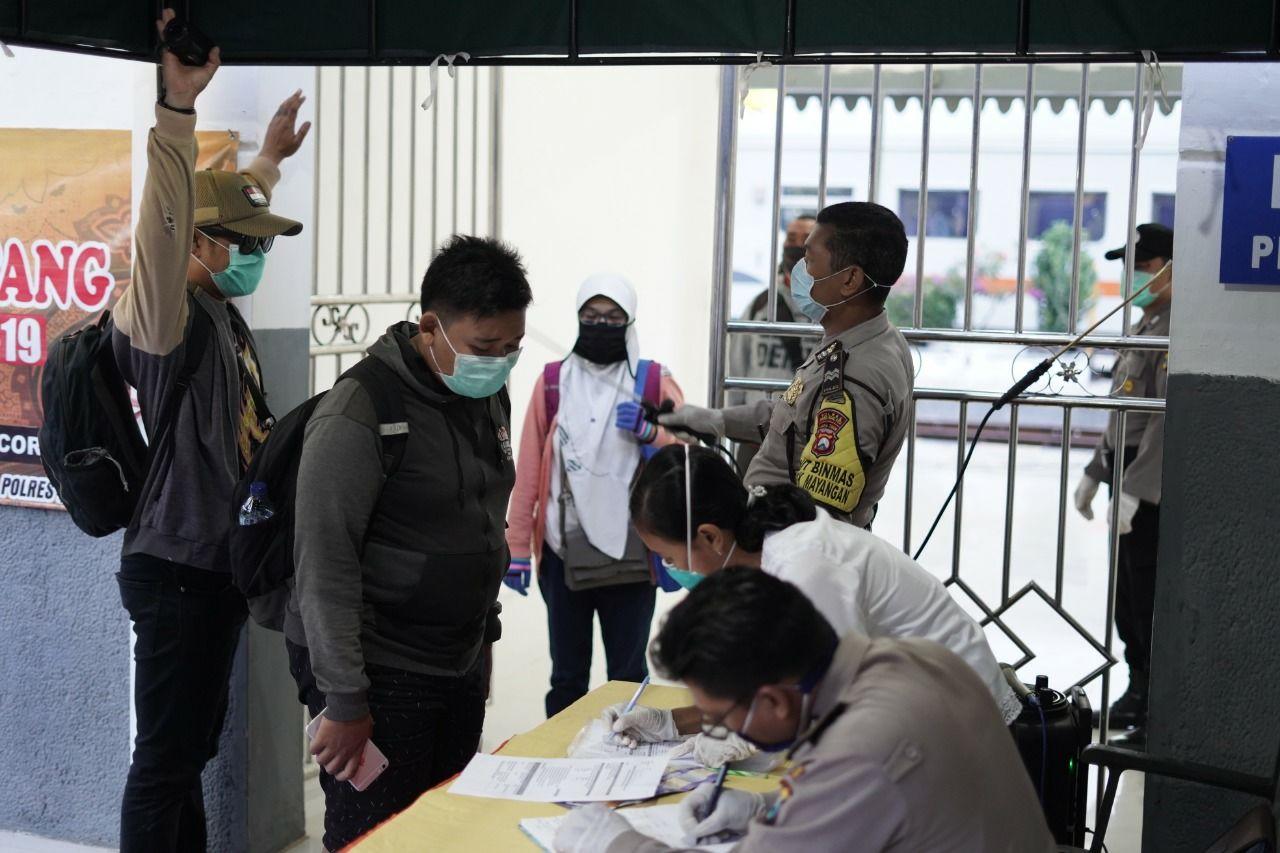 Sejumlah penumpang di Stasiun KA Probolinggo diperiksa suhu tubuhnya dengan thermo gun. (Foto: Ikhsan Mahmudi/Ngopibareng.id)