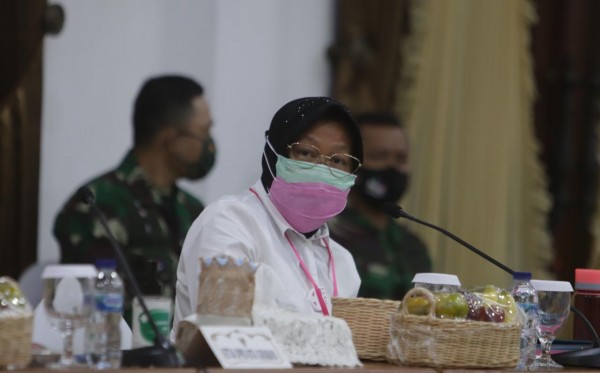 alikota Surabaya, Tri Rismaharini, ketika menghadiri rapat koordinasi penerapan PSBB Surabaya Raya di Gedung Negara Grahadi, Surabaya, Senin 8 Juni 2020. (Foto: istimewa)