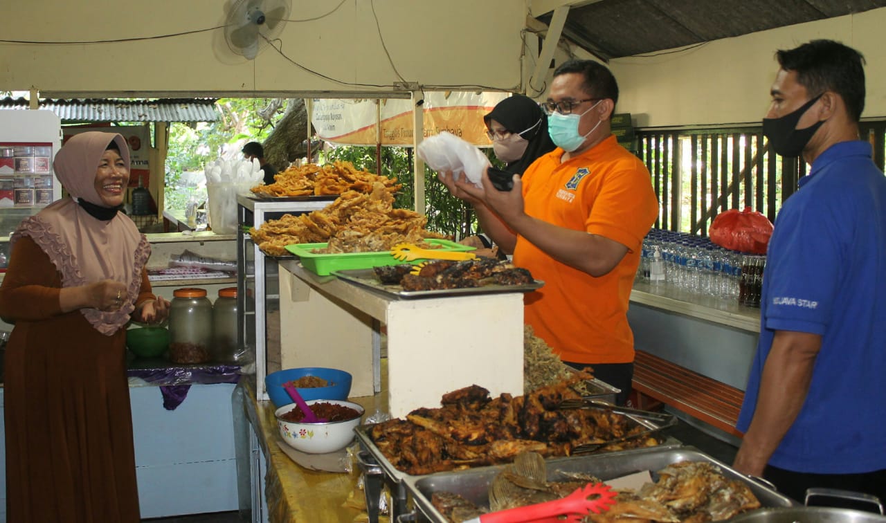 Suasana warung Waru Doyong di Tenggilis Timur Dalam. (Foto: Asmanu Sudharso/Ngopibareng.id)