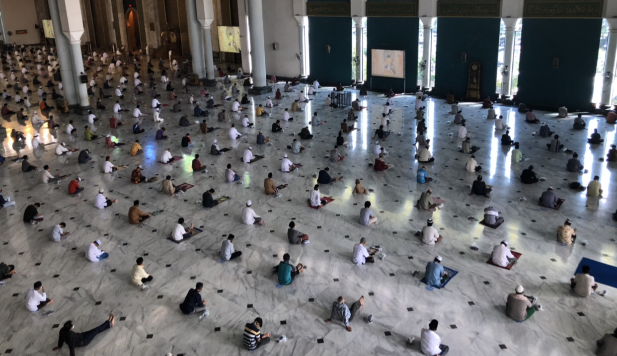 Salat Jumat berjamaah, di Masjid Al-Akbar beberapa waktu lalu (Andik Dwi/Ngopibareng.id)