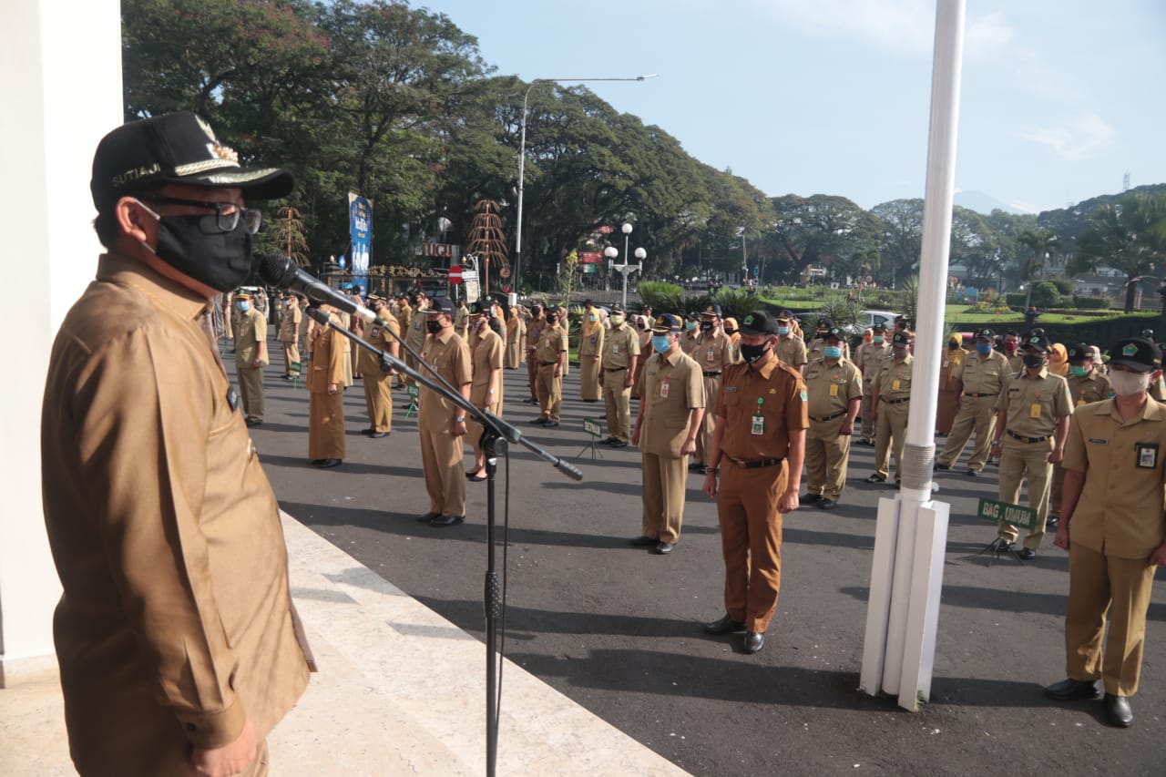 Wali Kota Malang, Sutiaji saat memimpin apel simulasi penerapan new normal atau adaptasi kebiasaan baru. (Foto: Istimewa)