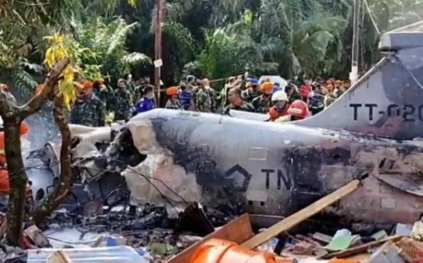 Kondisi pesawat tempur jenis Hawk 200 milik TNI Angkatan Udara jatuh di Kampar, Riau, Senin, 15 Juni 2020. (Foto: Antara)