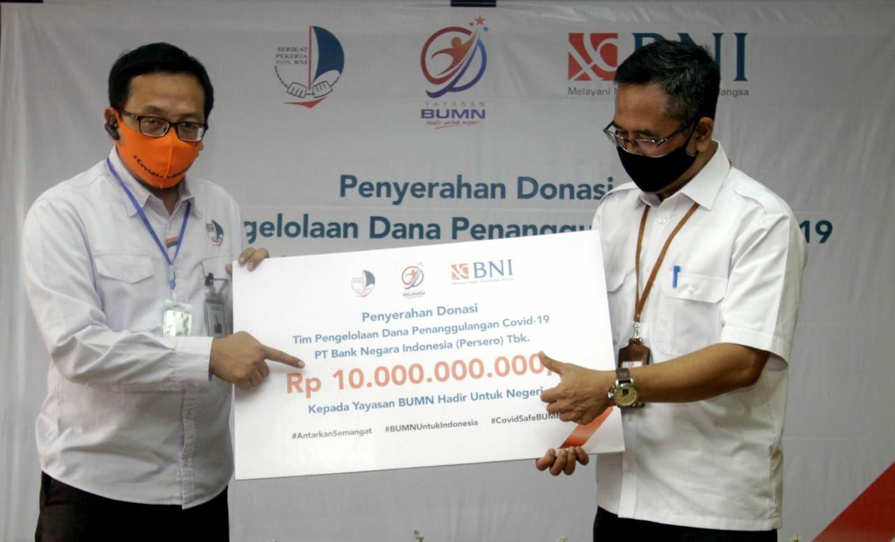 Wakil Ketua Tim Pengelolaan Dana Penanggulangan Covid-19 BNI (sekaligus Ketua Umum Dewan Pengurus Pusat Serikat Pekerja BNI) Irfan Ferdiansyah (kiri) menyerahkan secara simbolis Donasi BNI Hi-Movers kepada Ketua Pengurus Yayasan BUMN Hadir Untuk Negeri Harjawan Balanigrath (kanan) di Jakarta, Senin (15 Juni 2020). Donasi tersebut akan digunakan untuk pengadaan peralatan dan perlengkapan medis bagi masyarakat penerima di berbagai wilayah di Indonesia. (Foto: BNI)