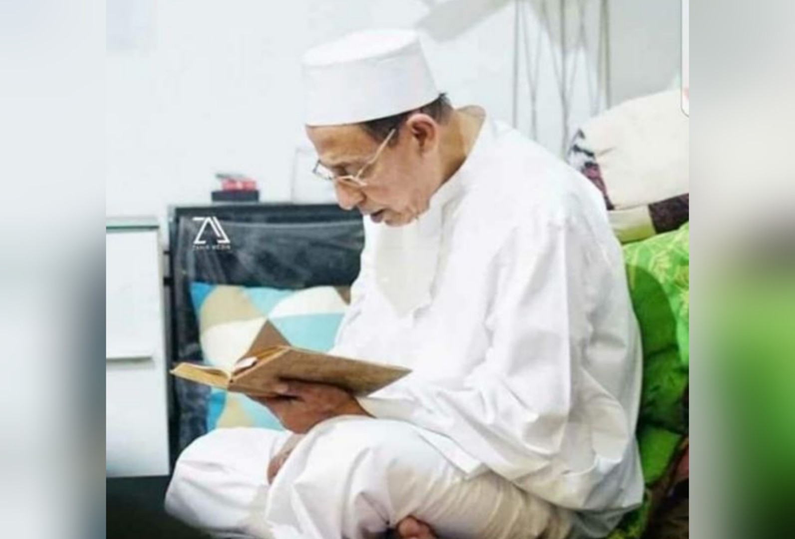 Sedang mengaji, Rais Aam Idarah Aliyah Jam'iyah Ahlit Thariqah Al-Mu'tabarah An-Nahdliyah (Jatman) Habib Luthfy bin Yahya. (Foto: Istimewa) 