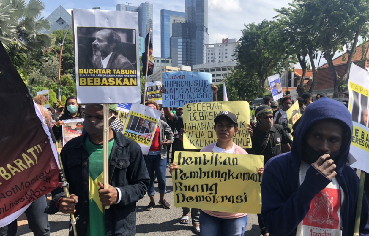 Puluhan massa AMP gelar aksi damai di depan Gedung Negara Grahadi, Surabaya, Selasa 16 Juni 2020. (Foto: Andhi Dwi/Ngopibareng.id)