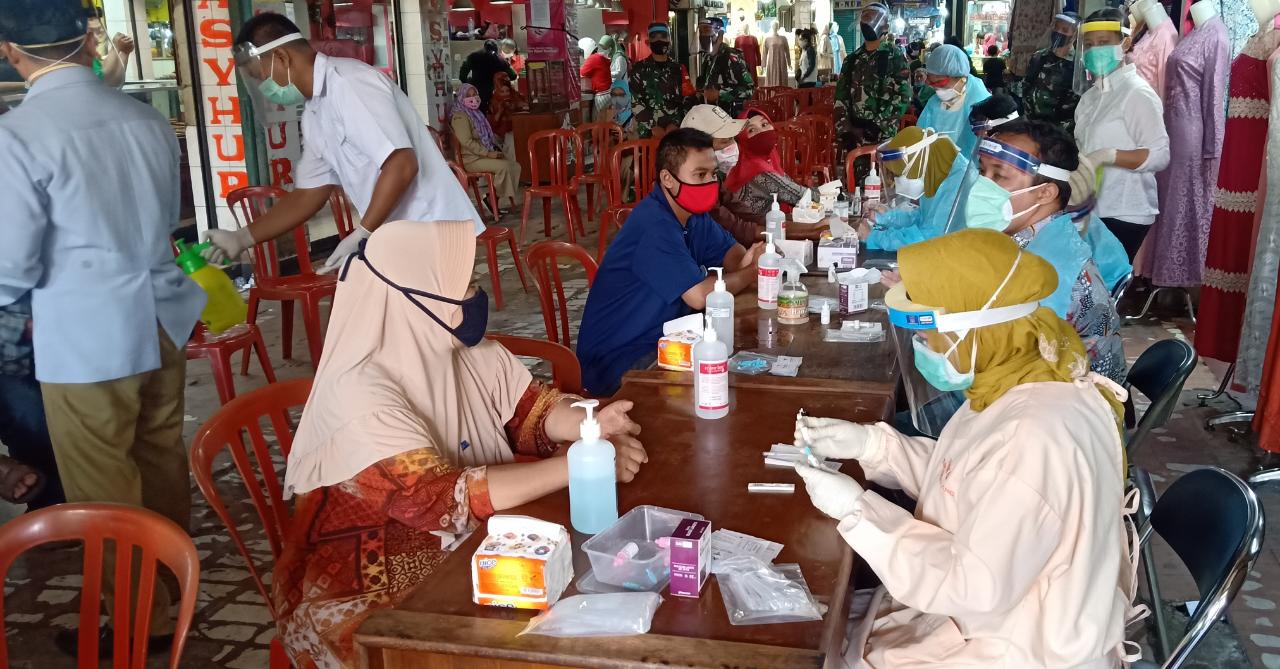 Rapid test pedagang Pasar Besar, Kota Malang, Jawa Timur (Foto: Lalu Theo/ngopibareng.id)