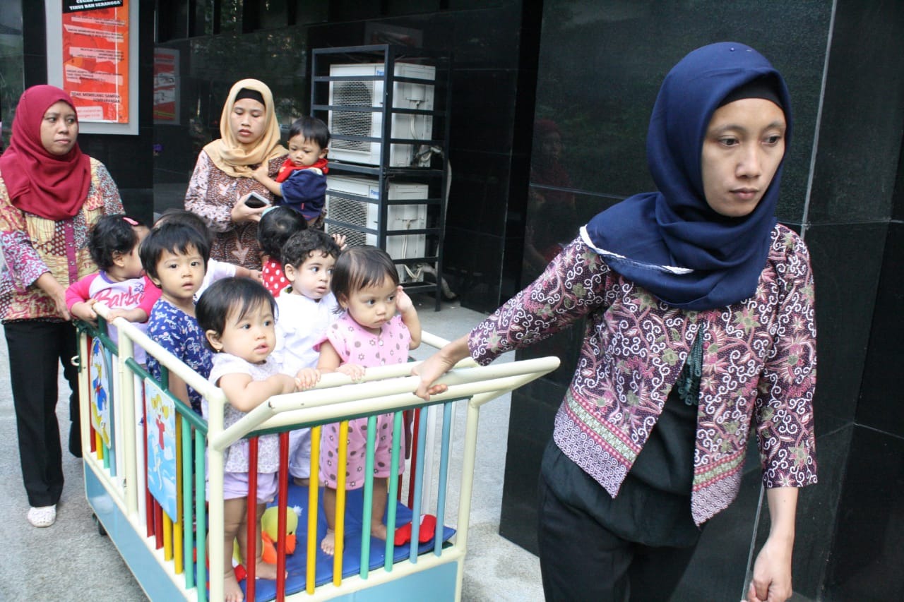 Siswa TPA Serama Dharma Wanita Kementerian Kesehatan RI belajar shalat dan mengikuti kegiatan di luar kelas dengan dinaikkan troli. (Foto: Asmanu Soedharso/Ngopibareng.id)