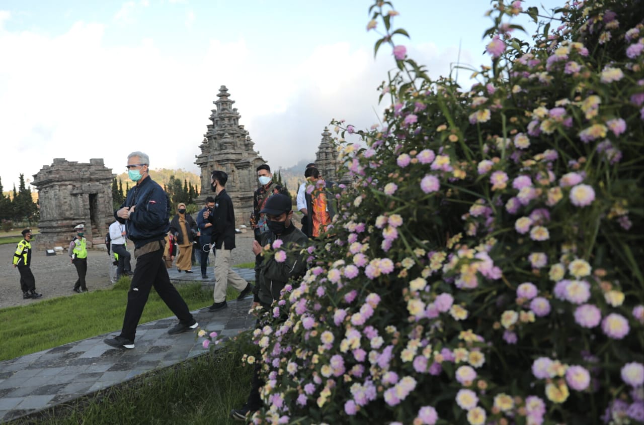 Gubernur Ganjar Pranowo berkeliling komplek Candi Arjuna di Dieng, Kabupaten Banjarnegara, Selasa (16/6). Gubernur meminta pengelola untuk menyiapkan protokol kesehatan Covid-19 jika dalam waktu dekat obyek wisata tersebut dibuka untuk umum. (Foto: Ist/Ngopibareng.id)