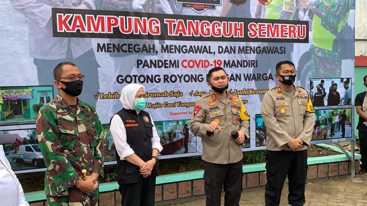 Kapolda Jatim Irjen Pol Fadil Imran (dua dari kanan) saat mengunjungi Kampung Tangguh Semeru di Bojonegoro.