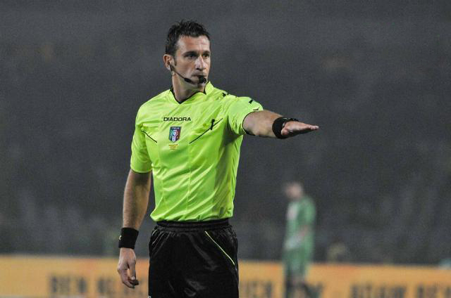 Wasit Daniele Doveri pimpin final Coppa Italia 2019/2020, pada Kamis 18 Juni 2020 pukul 02.00 WIB, tayang di stasiun televisi TVRI. (Foto: Football Italia).