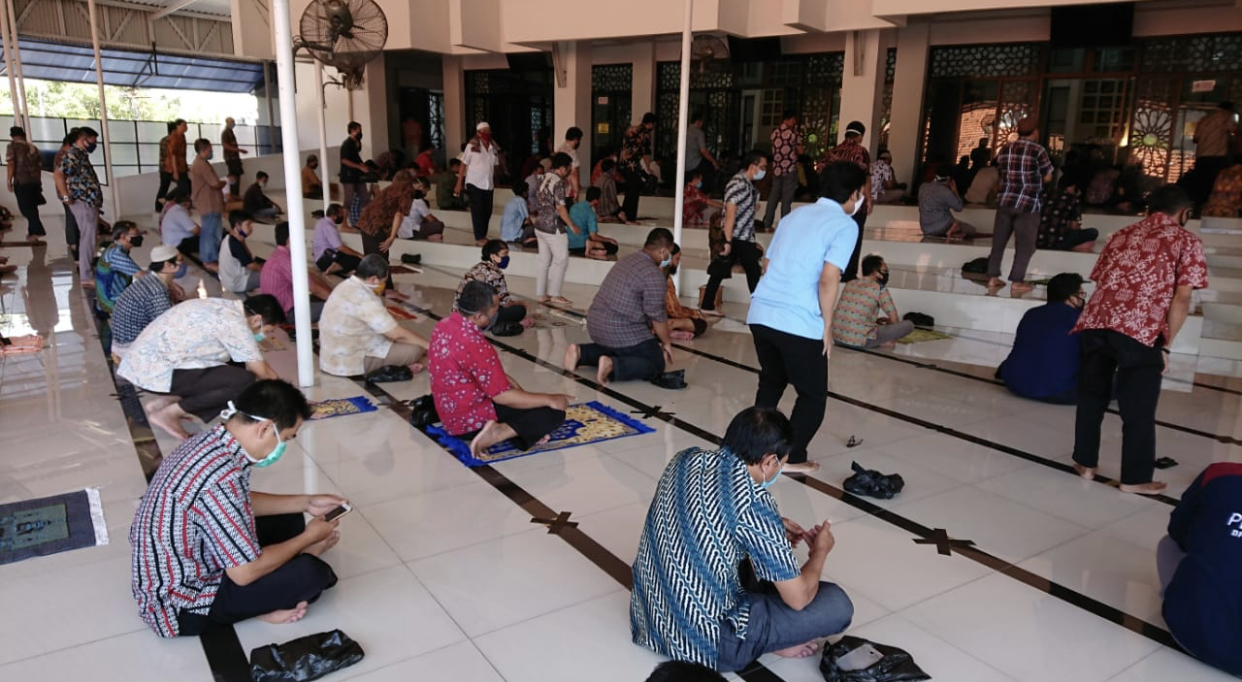 Masjid Al Muhajirin saat melangsungkan salat Jumat, pada 12 Juni 2020, sesuai protokol kesehatan. (Foto: Andhi Dwi/Ngopibareng.id)