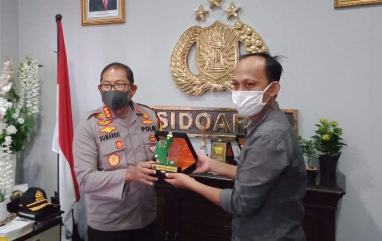 Kapolresta Sidoaro, Kombes Pol Sumardji (kiri), menerima penghargaan dari Ketua SIWO PWI Jatim, Erwin Muhammad di Mapolresta Sidoarjo, Jawa Timur, Selasa 16 Juni 2020. (Foto: Farz Yarbo/Ngopibareng.id)