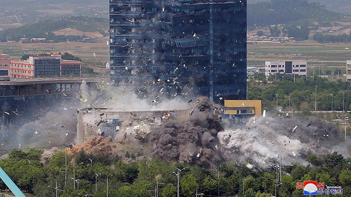 Kantor penghubung antara Korea Utara dengan Korea Selatan di kota perbatasan Kaesong, Korea Utara, diledakkan pada 16 Juni 2020. (Foto:KCNA/REUTERS via Tempo))