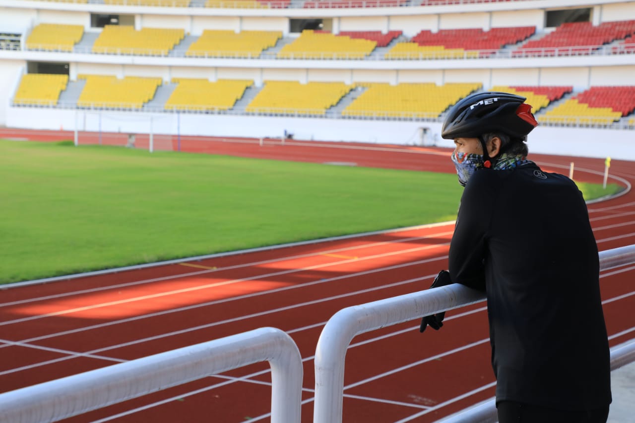 Gubernur Jawa Tengah Ganjar Pranowo saat melihat progres pembangunan GOR Jatidiri. (Foto: Ist/Jawa Tengah)