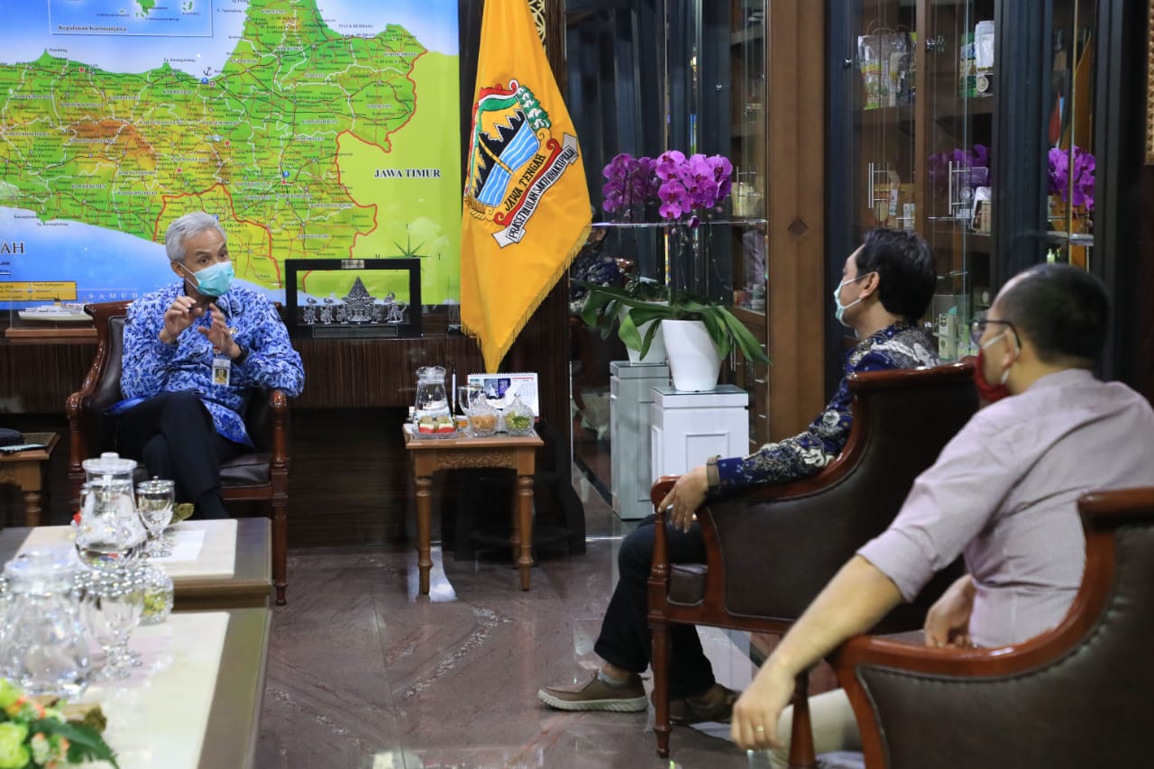 Gubernur Ganjar Pranowo menerima Kepala KPU Provinsi Jateng dalam rangka melaporkan Pelaksanaan Tahapan Pilkada Lanjutan Tahun 2020 di Ruang Kerja Gubernur, Rabu, 17 Juni 2020. (Foto: Ist/Ngopibareng/id)