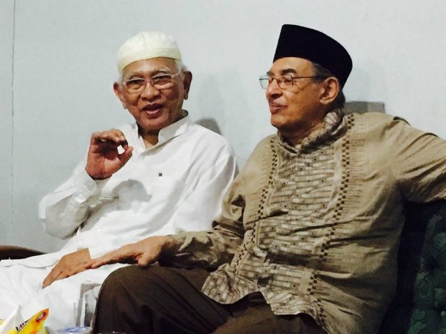 KH Ahmad Mustofa Bisri bersama Prof Quraish Shihab. (Foto: Dok/Ngopibareng.id)