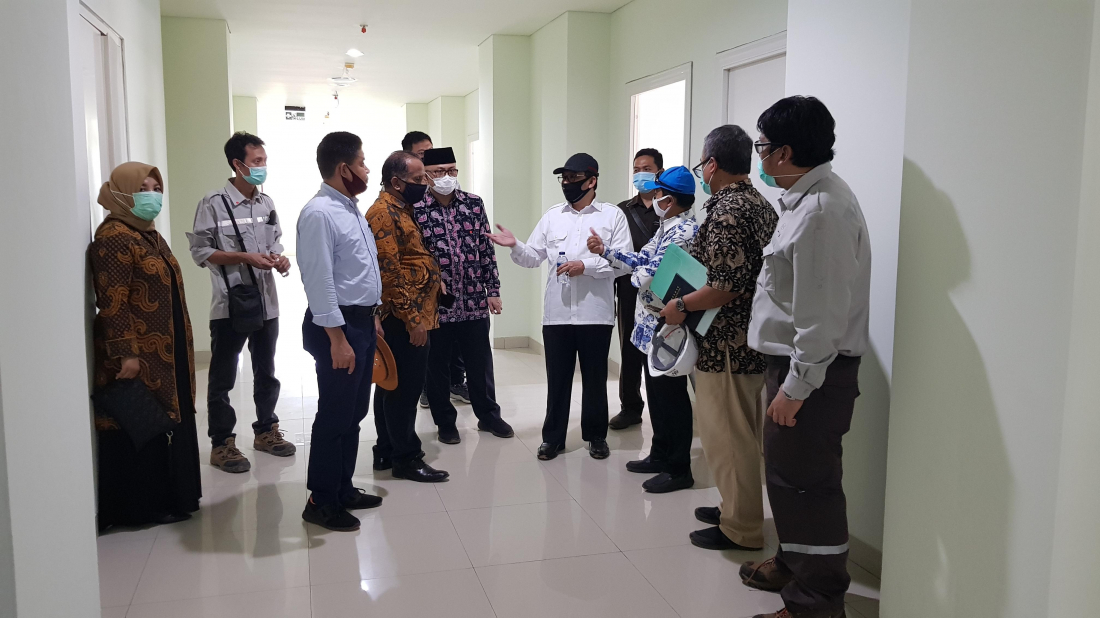 Wakil Menteri Agama Zainut Tauhid Sa'adi saat mengunjungi pembangunan gedung UIII di Depok. (Foto : Kemenag)