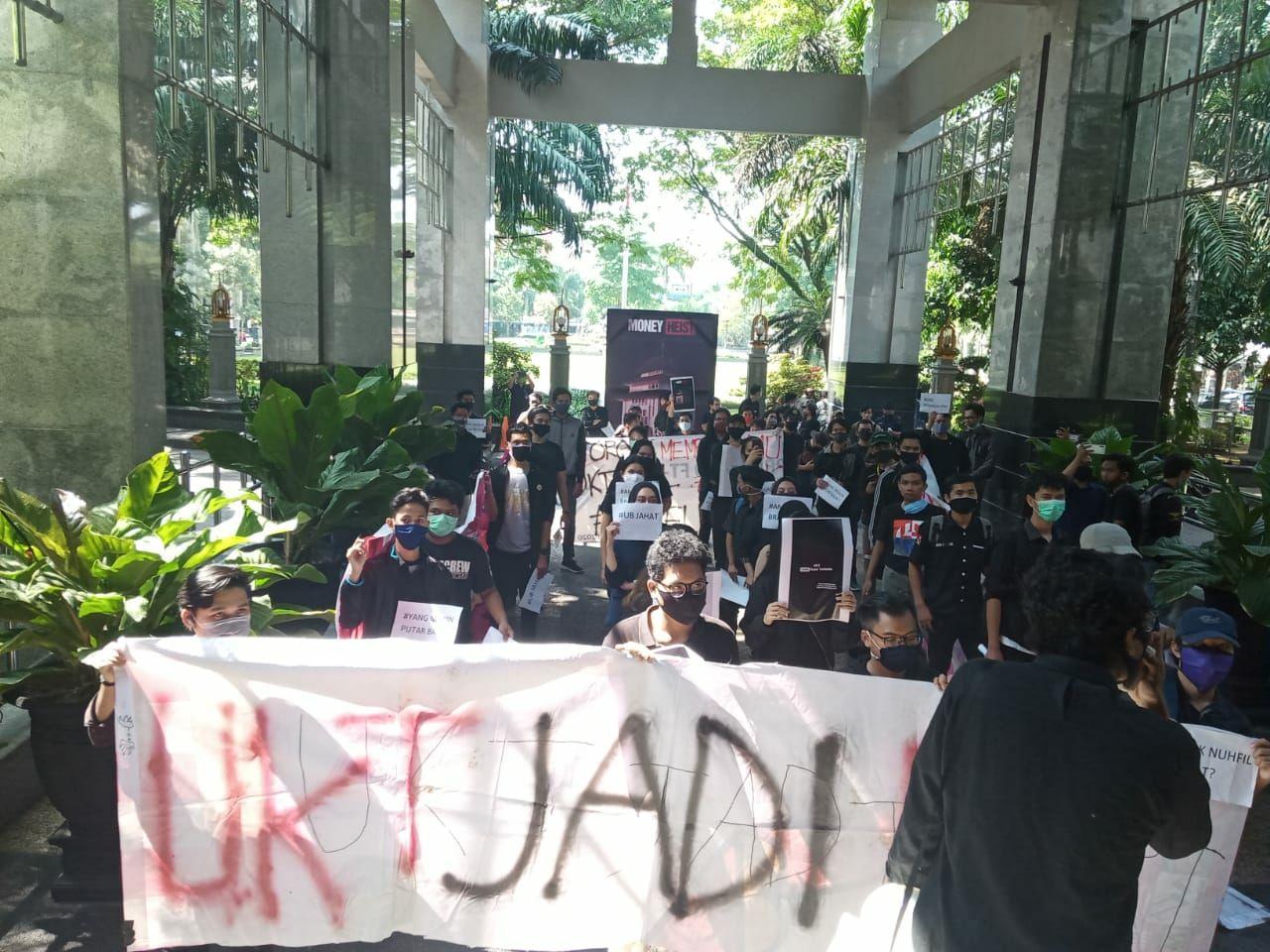 Massa aksi Amarah Brawijaya saat melakukan aksi di depan rektorat Universitas Brawijaya (Foto: Lalu Theo/ngopibareng.id)