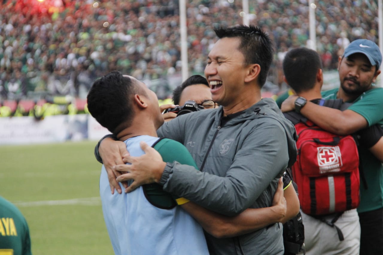 Presiden Persebaya Surabaya, Azrul Ananda merayakan keberhasilan tim menjadi juara Piala Gubernur Jatim 2020 di Stadion Gelora Delta, Sidoarjo, Kamis 20 Februari 2020. (Foto: Fariz Yarbo/Ngopibareng.id)