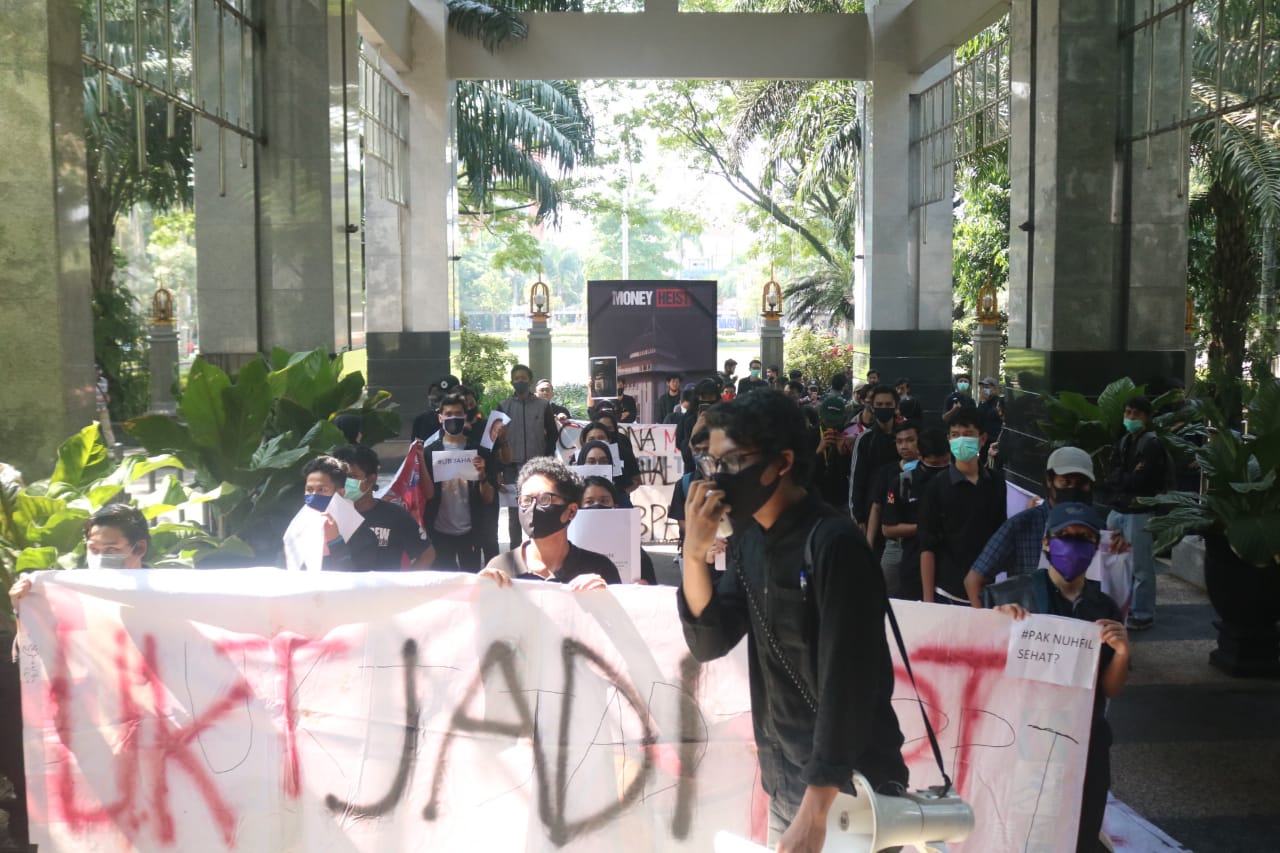 Aliansi Mahasiswa Resah (Amarah) Brawijaya saat melakukan aksi di depan Rektorat Universitas Brawijaya (Foto: Lalu Theo/ngopibareng.id)