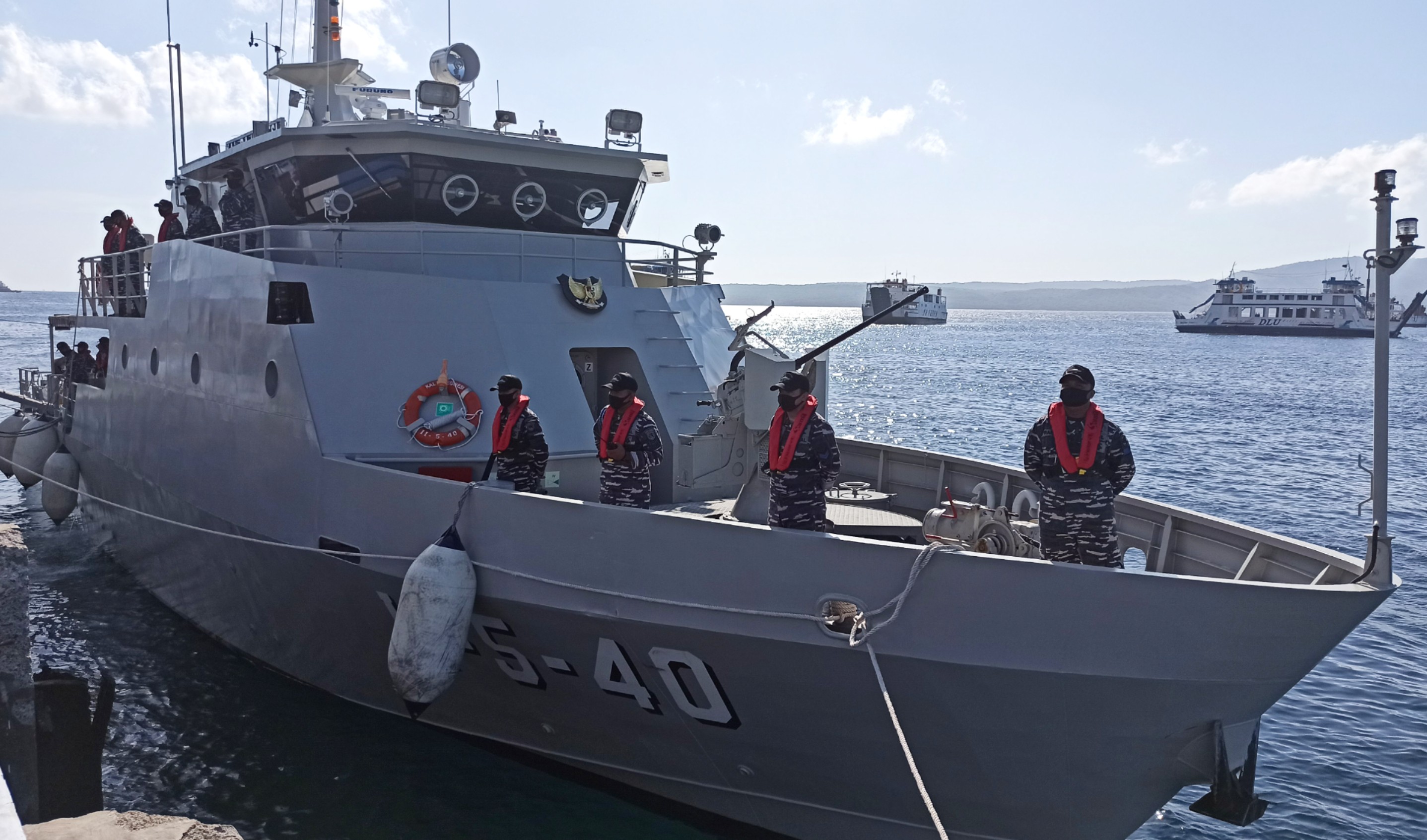 KAL Rajegwesi II-5-40 tiba di Dermaga Lanal Banyuwangi untuk memperkuat Lanal Banyuwang dalam pengamanan perairan mulai Probolinggo hingga Jember (Foto : Muh. Hujaini/Ngopibareng.id)