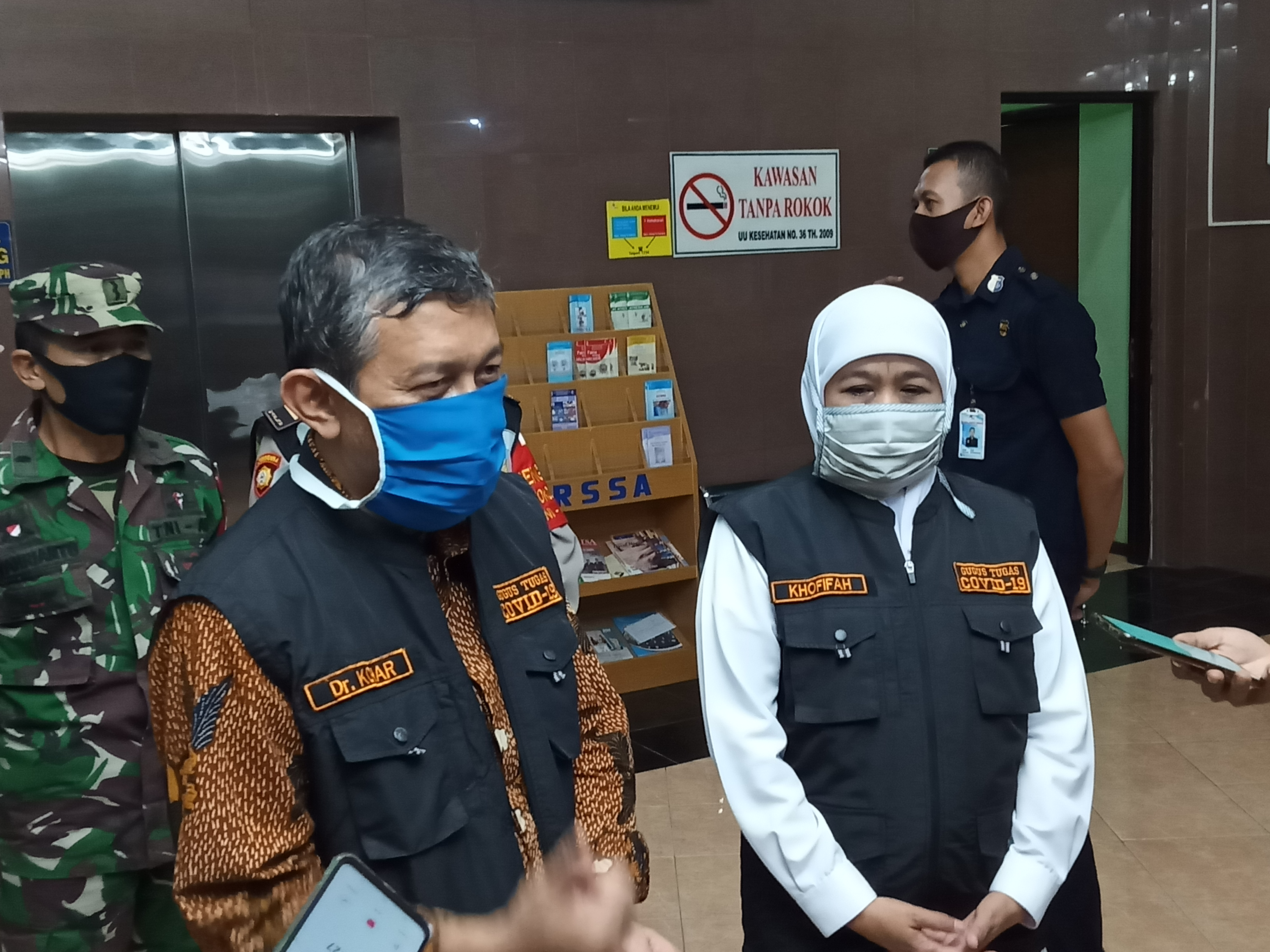 Direktur RSSA Kota Malang, Kohar Hari Santoso dan Gubernur Jawa Timur, Khofifah Indar Parawansa saat ditemui di RSSA Kota Malang (Foto: Lalu Theo/Ngopibareng.id)