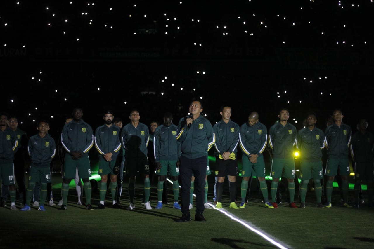 Presiden Persebaya, Azrul Ananda, saat launching tim di Stadion Gelora Bung Tomo, Surabaya. (Foto: Fariz Yarbo/Ngopibareng.id)