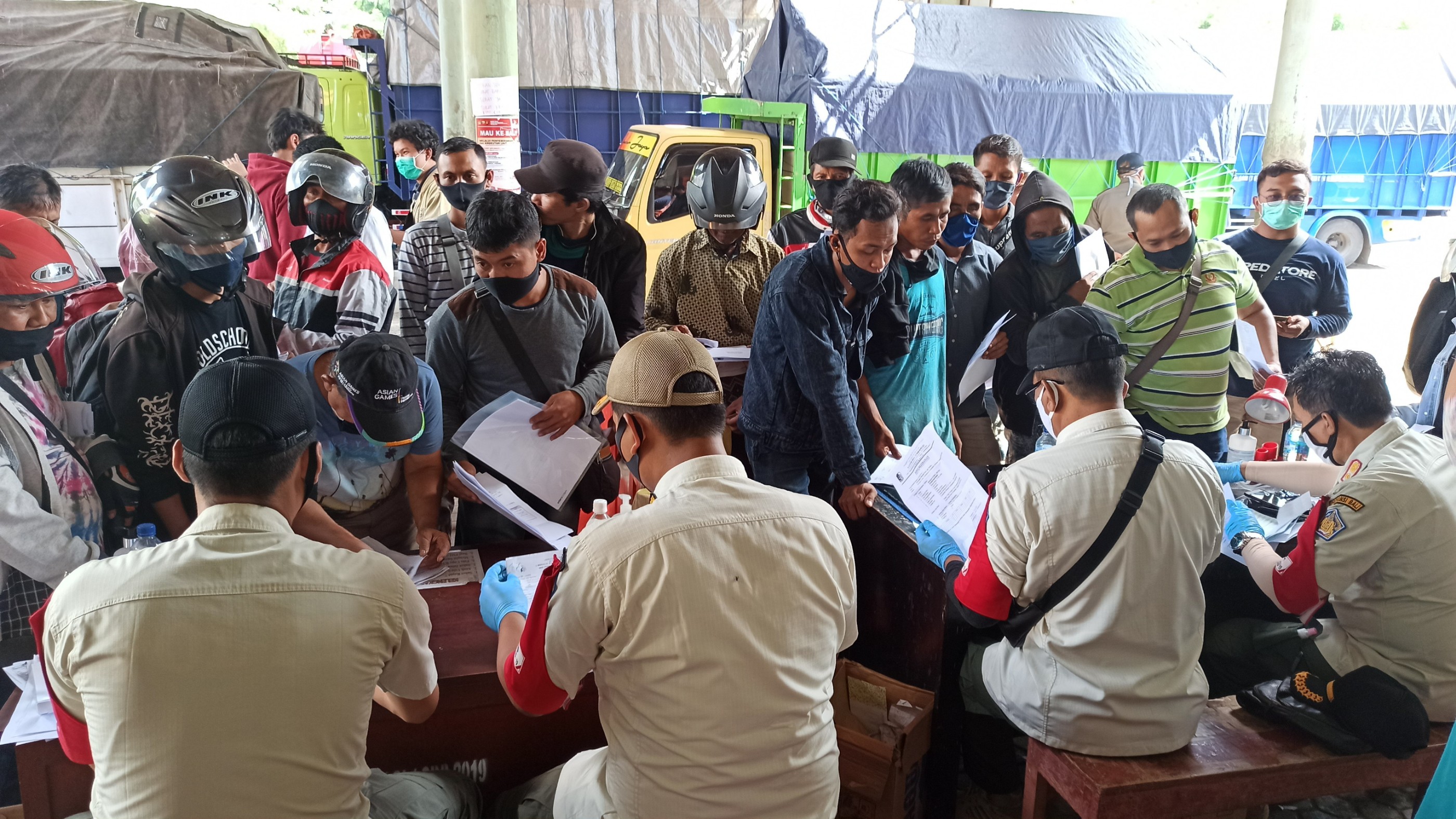 Pemeriksaan persyaratan yang dilakukan GTPP Covid-19 Provinsi Bali di check point Terminal Sritanjung, Banyuwangi, pada Kamis, 18 Juni 2020 (Foto: Muh. Hujaini/Ngopibareng.id)