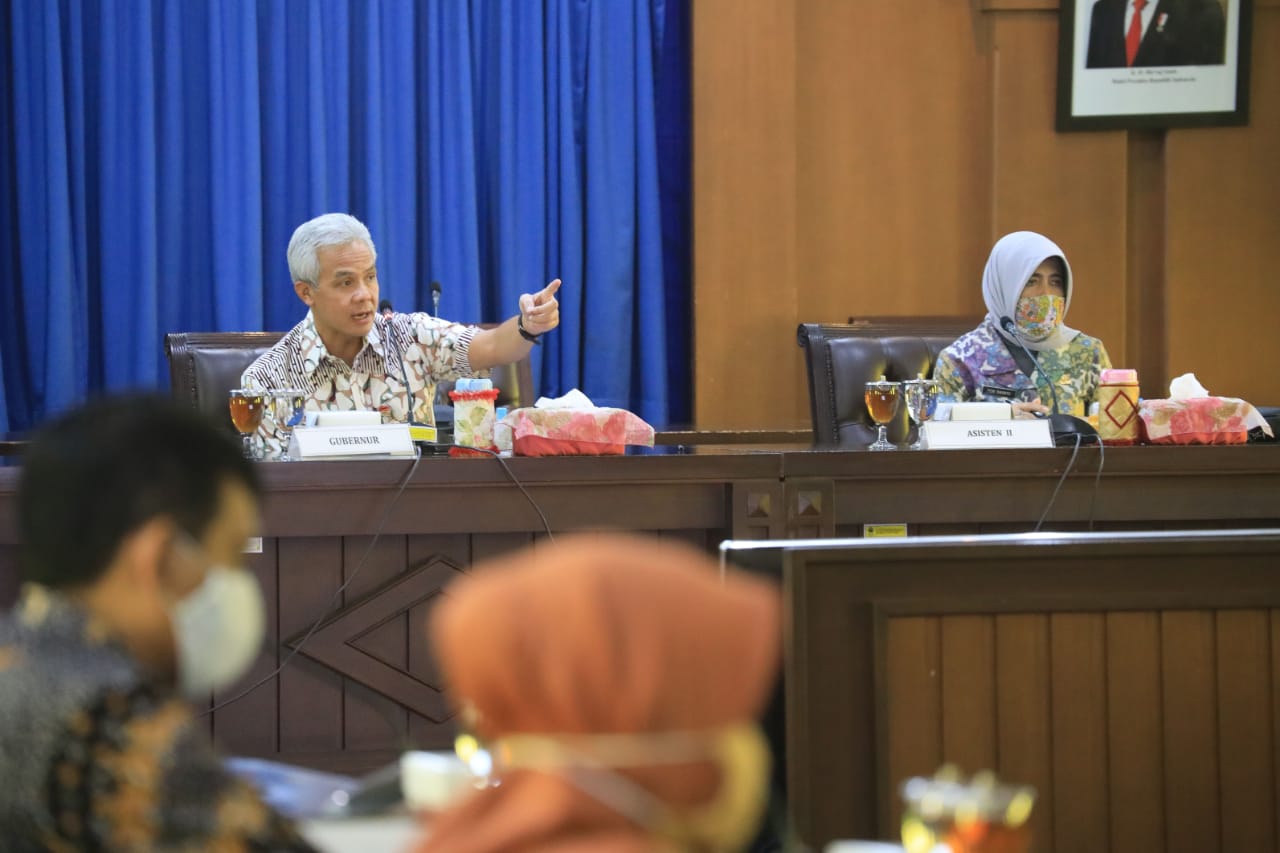 Gubernur Ganjar Pranowo memimpin Rapat dgn Asisten Ekbang dan OPD terkait tentang Rencana Aksi Pembangkitan Ekonomi Desa di Ruang Rapat Ged. B Lt. 5. Jumat, 19 Juni 2020. (Foto: Ist/Ngopibareng.id)