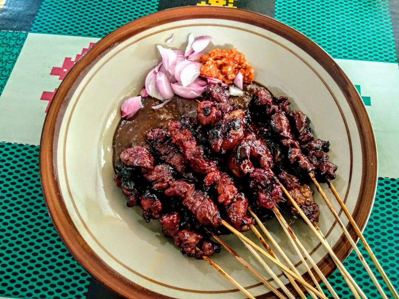 Seporsi sate kambing H. Faqih yang menggugah selera (Foto: M.Rizqi/Ngopibareng.id)
